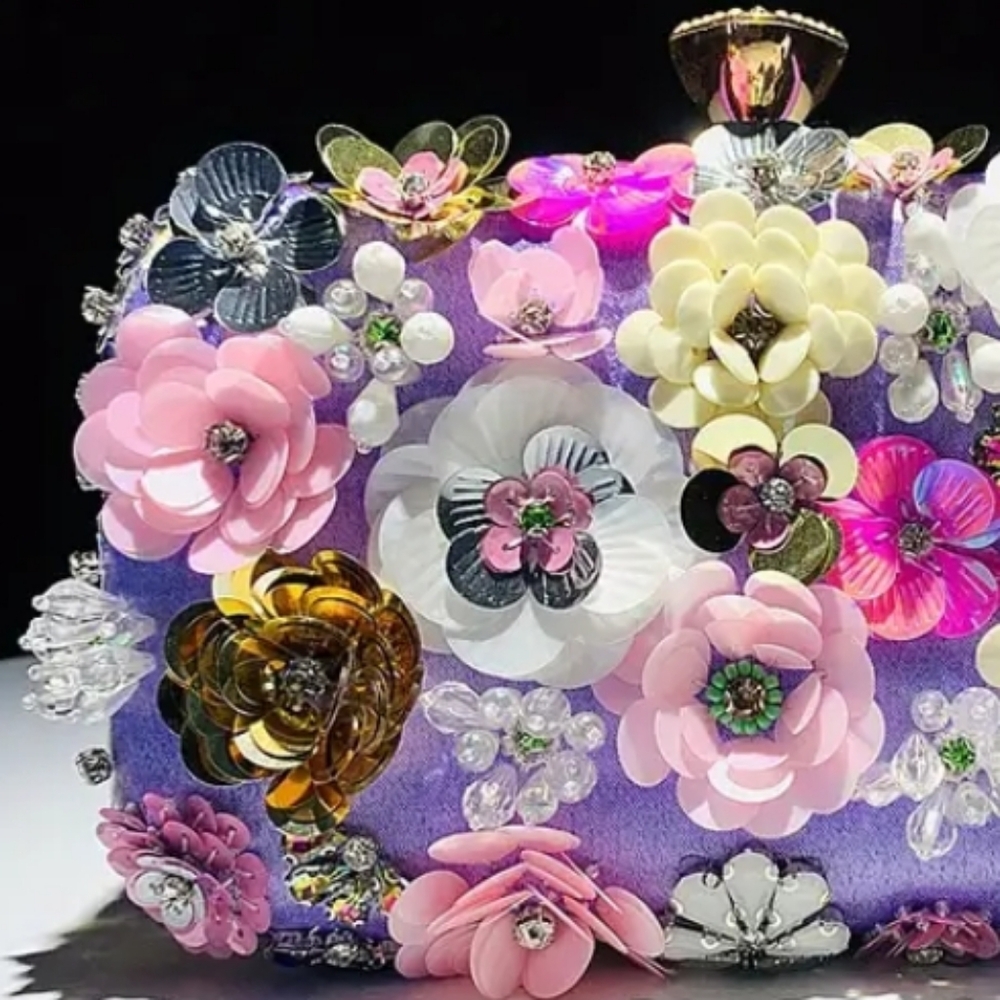 Stunning STATEMENT Clutch ~ 3D Beaded Flowers 🌸🏵 Rhinestones 💎, Metal Closure - Picture 9 of 9